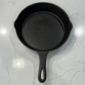 “Fat Handle” Unmarked #8 Cast Iron Skillet